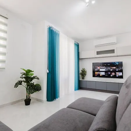 Ruby Fl8 By Homely Malta! * Ix-Xaghra ta' Barra