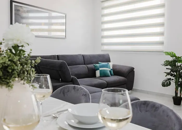 Ruby Fl8 By Homely Malta! * Ix-Xaghra ta' Barra